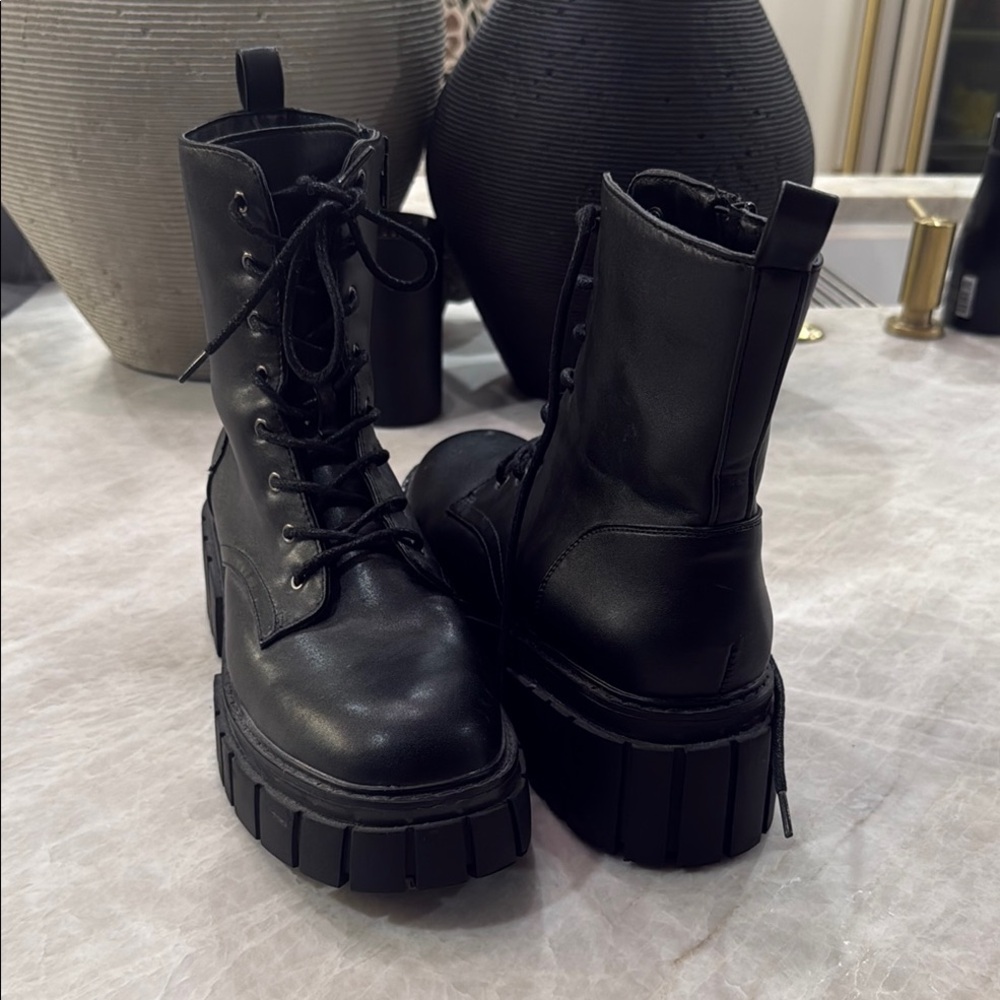 Black Lace-Up Combat Boots like new size 9.5